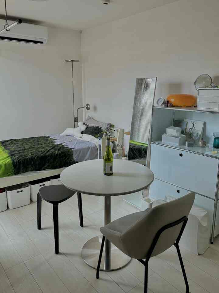 .
✴︎
久しぶりにお客さんが来たので、IKEAのスツール「シルレ」を出しました！
いつもは2枚目のようにディスプレイ用に使っています〜
椅子としても棚としても使えてスツールは優秀ですよね◎
私のような狭いお部屋の人にぴったりです✴︎
.
.
#スツール #スツールチェア #部屋作り #部屋インテリア #IKEA #IKEA照明 #シルレ #部屋全体 #ホワイト家具 #ホワイトインテリア #韓国インテリア #モダンインテリア 