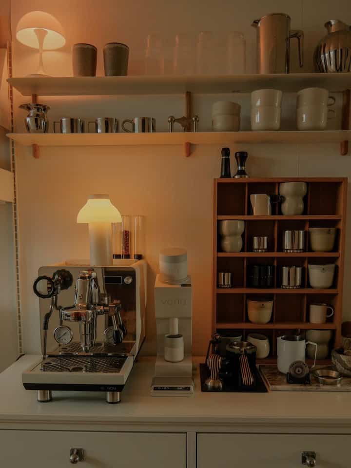 皆さん！今回バリアでVS6が新発売されました:)
到着してかなりになりましたが、怠惰な私は今開封してみます^^;
素材はまだとても良く、上部に液晶見ましたか？💞 
私は既存のVS3の隣にいるので、あなたはあなたのようです。 

VS6の特徴は 
1) バータイプをコニカルとフラットの中から選択できるということ
2) モーターの速度を制御して粉砕速度にも変化を与えることができるということ！
現在58mmフラットバーが装着されて出荷されており、
コニカルバーは別途購入できますよ。

ますますアップグレードされていく私のホームカフェゾーン☕️🫶🏻
皆さん、幸せなお祝いになってください！ 🩷

-

#varia #variabrewing #coffeegrinder #homecafe #coffeecorner #coffeestation #홈카페놀이 #마누스s #셀프인테리어 #ligneroset #knoll #midcenturymodern #monsterathaiconstellation #beigeaesthetic #페사도코리아 #홈카페