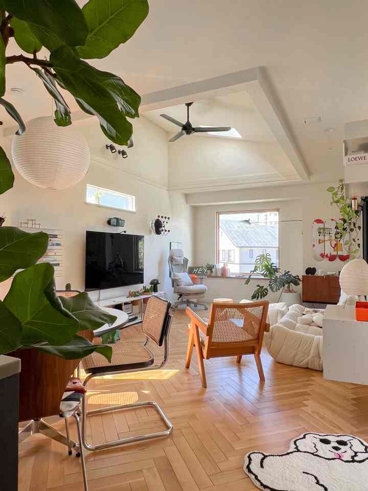 ナチュラルな色調のリビング、ヘリンボーンフローリングとたっぷりの採光が特徴で、ミッドセンチュリーモダン家具が配置された雰囲気のあるインテリア