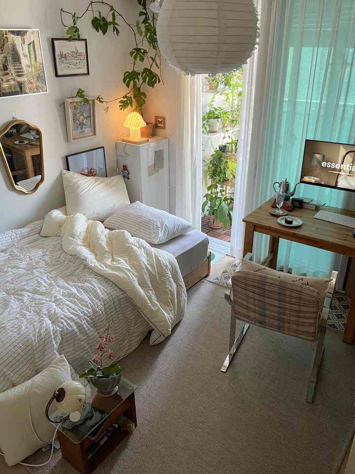 ナチュラルな色調の小さな寝室、シングルベッドと木製デスクが配置された落ち着いた空間