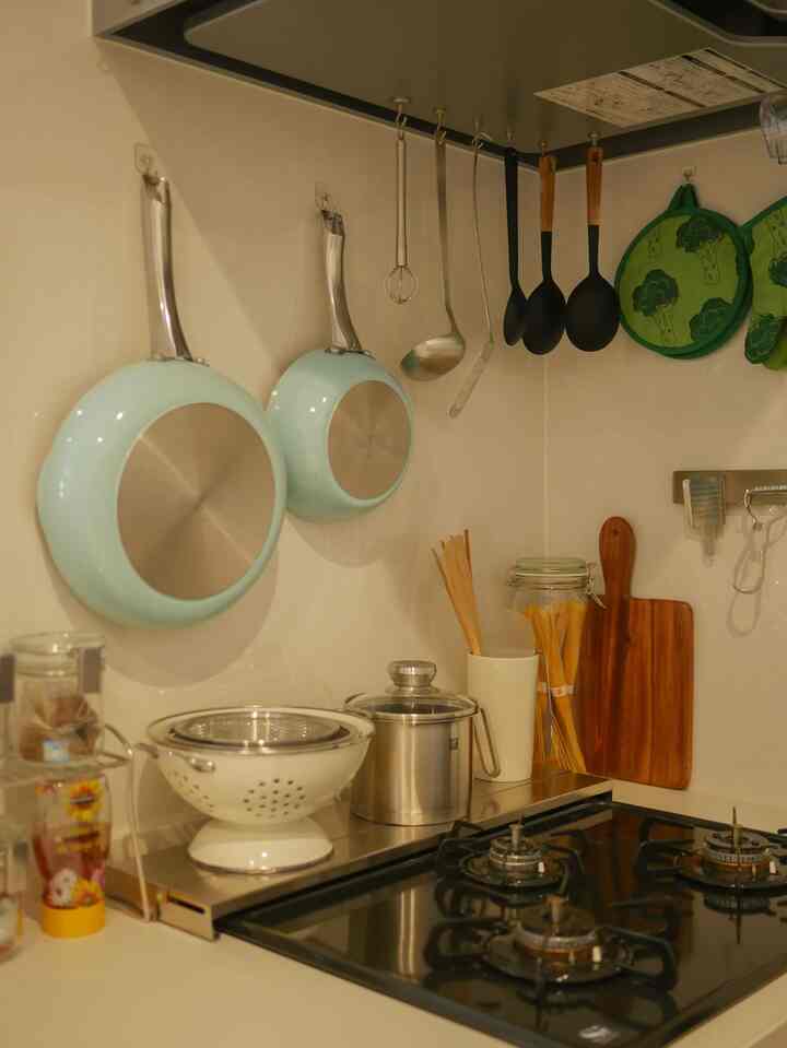 新しいフライパンを手に入れたので記念に📷
色で迷ったけどミントブルーにしてみた！
よく使うグッズは全てここに集約されているのでとてもラクです🥹

コンロ周りの壁はツルツルなので、ダイソーのフィルムフックを多用してます🪝

#建売住宅 #建売 #カラフルインテリア #キッチン #フライパン #キッチン小物 