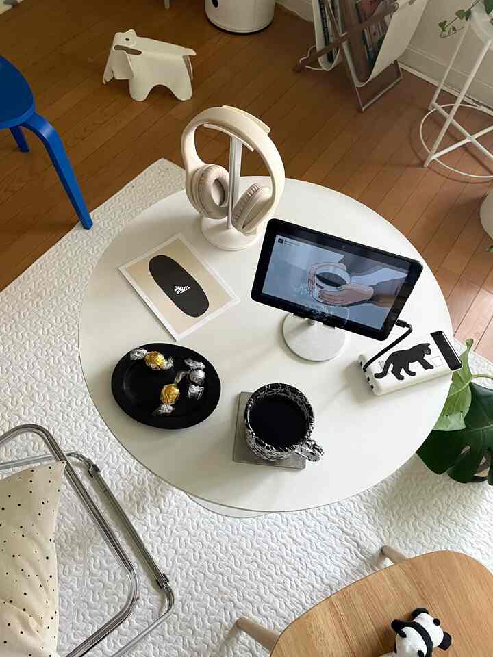 連勤明けの休日だから、今日は何もしない！！
ちょっと高いチョコ食べて音楽聴いたり🎧スマホみてダラダラしてやりました！！
#インテリア #1LDK  #ラウンドテーブル #テーブル #韓国インテリア #シンプルなインテリア #おやつ #コーヒータイム #マグカップ #観葉植物 