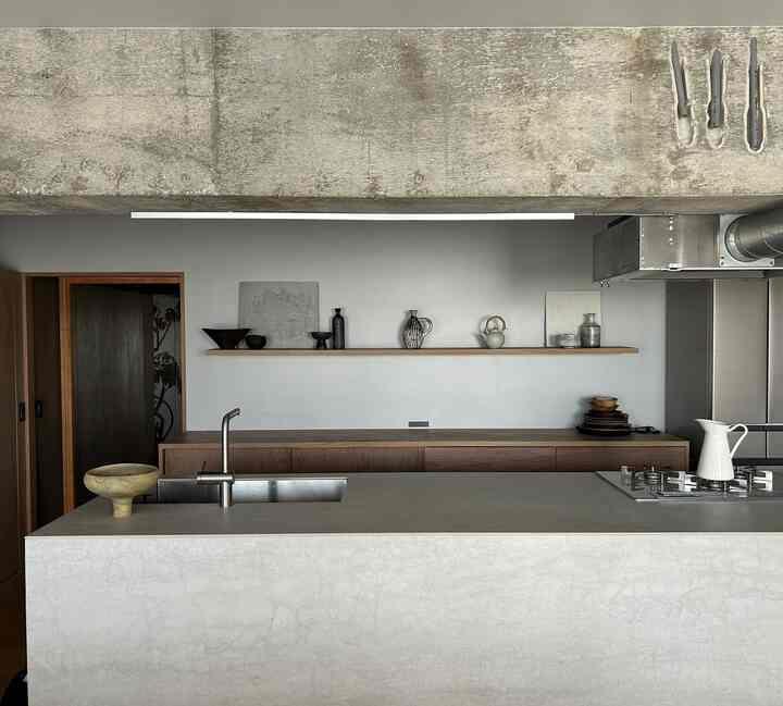 和の器が織り成す空間。
キッチンカウンターは、ディスプレイによって顔が変わります。
その季節や気分・旬でレイアウト替え。
旅行帰りは旅先の器を並べて。
帰宅後も楽しみます。

#キッチン
#カウンター
#ディスプレイ
#和食器
#青峰窯
#西表島
#石垣島
#内田悠
#北海道
#イイダウッドターニング