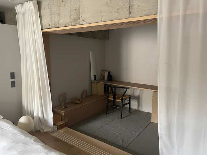 朝晩は風が心地よい。
家中の窓を開けて、風を通して空気を入れ替えます。
開放感のある空間は気分もスッキリさせてくれます。
リフレッシュしたらまた集中◎

#ワークスペース
#土間
#カーテン
#Yチェア
#カールハンセンアンドサン
#CARLHANSEN&SØN 
#アカリ
#ノグチイサム
#101コペンハーゲン