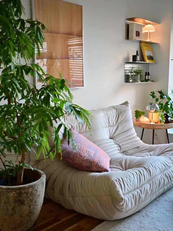 少し陽が落ちてきた頃合いに、ランプの光のぼんやり具合がいい感じです。
#テーブルランプ #パンテラ #ソファ #ウォールシェルフ