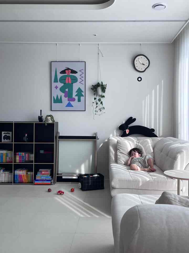 #육아고민メディアの露出が悪いのか？
個人の違いがあるだろうが、私は適量の視聴はむしろ模倣行動、擬声語/擬態語の習得などの良い影響もあると思う方！ 

私も石の頃から赤ちゃんと外出が頻繁になって復職をしながら仕方ないように見せ始めましたが、最初は罪悪感があまりにも多く入って苦しかったです。

しかし、赤ちゃんが自分で歌を身につけて、どんな曲が出たときにダンスのような律動に従ったり、歌のメロディーを知りながら笑い、擬声語/擬態語などに従い始める肯定的な行動を見せ始めるので、まさに悪いとだけ見ることはできませんでした。 

その中でも学びがはっきりあり、
おもちゃや本もまだよく持って遊んで、新しいことに対する好奇心など普段の行動にも全く問題がありません。

もちろん映像制限をした時に不安な姿を見せるとすれば問題になるだろうが.. この問題を悩むすべてのお母さんたちは数時間ずつ気をつけておいておきませんから🙋🏻‍♀️ 正しいダグルダの問題よりは本人の環境によるお母さんの選択だから苦しんではいけない


+テレビの鼻の前で近づいて見るのが心配だったら
ソファに上がってこそ見ることができるように、特定の場所を指定して何度も教えてください。
（指定位置に上がると点灯していないか消してしまう繰り返し）
私の赤ちゃんは今決まった場所でああ -  #23년생 #거실인테리어 #아기있는집 #아기있는집거실 #아이책장 #아기책장 #자석보드 #거실매트 #블랙인테리어 #아기용품 #육아템