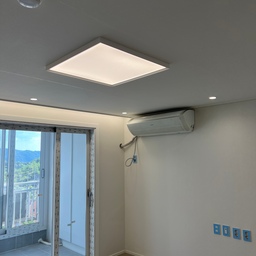 어머니 집을 인테리어하며 가장 신경썼던 부분은 조명이였어요💡
저희가 원하는 밝기랑 어머니가 원하는 밝기가 다를 수도 있고 다운라이트만 넣으면 어색하다고 생각하실까봐 중앙엔 50W짜리 엣지등을 넣고 가장자리를 둘러가며 다운라이트를 넣어줬어요!
TV쪽엔 COB, 나머지는 확산형으로 넣었고 모두 후기많은 황제라이팅제품 사용했어요!
#거실인테리어 #조명 #조명인테리어 #다운라이트 #엣지등 #거실조명인테리어 #EL5161 #깔끔한인테리어 