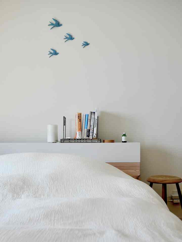 ベッドをSD→Qにしたい。
寝具は無印がシンプルで好きです。

ベッド→@simple_wood_product
スツール→@takashitomii
本棚はドイツのアンティーク
鳥の飾りもアンティークです。
（アカウントはインスタのものです）

#無印良品の家 #mujihouse #muji