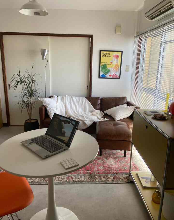 来月まで仕事が死ぬほどやること多いと思ったら急にプツン。となる🦭
#interior #midcentury #midcenturymodern 
#marketb#lowya #ikea #bauhouse #1dk 
 #インテリア #リビング #生活感のある暮らし 
#ミッドセンチュリー #ミッドセンチュリーモダン 
#テレワーク #在宅勤務 #在宅ワーク#一人暮らし#ひとり暮らし