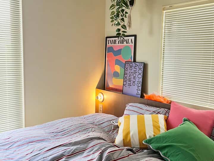 #ベッド #ベッドインテリア #ベッドルームスタイリング #寝室 #寝室スタイリング #ベッドカバー #ポスター #カラフル #カラフルなインテリア #カラフルインテリア #ミッドセンチュリー #colorful #IKEA