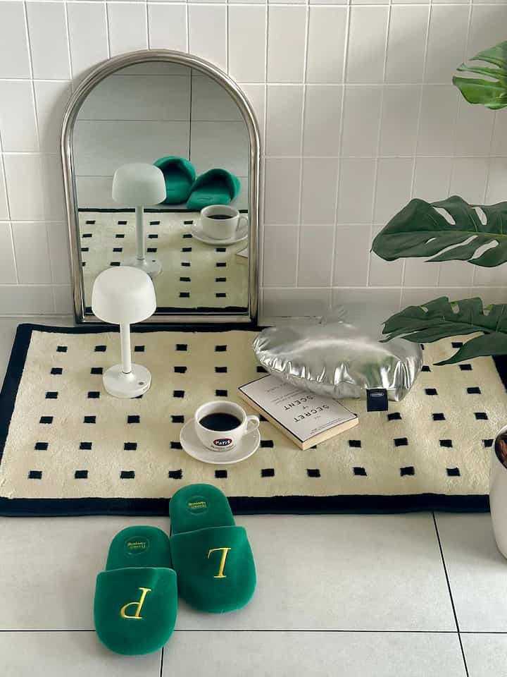 livingに可愛いすぎるラグを投入🖤🤍
写真で見た時も可愛いって思っていたけど実物を
みたら100倍可愛いってなった☺️
ふわっふわで肌触りもとっても良い🫶🏻

#韓国インテリア #ラグ #ラグインテリア #ラグおすすめ #リビング #リビング小物 #リビング雑貨 #リビングインテリア #ソファ #ソファインテリア #ソファおすすめ 