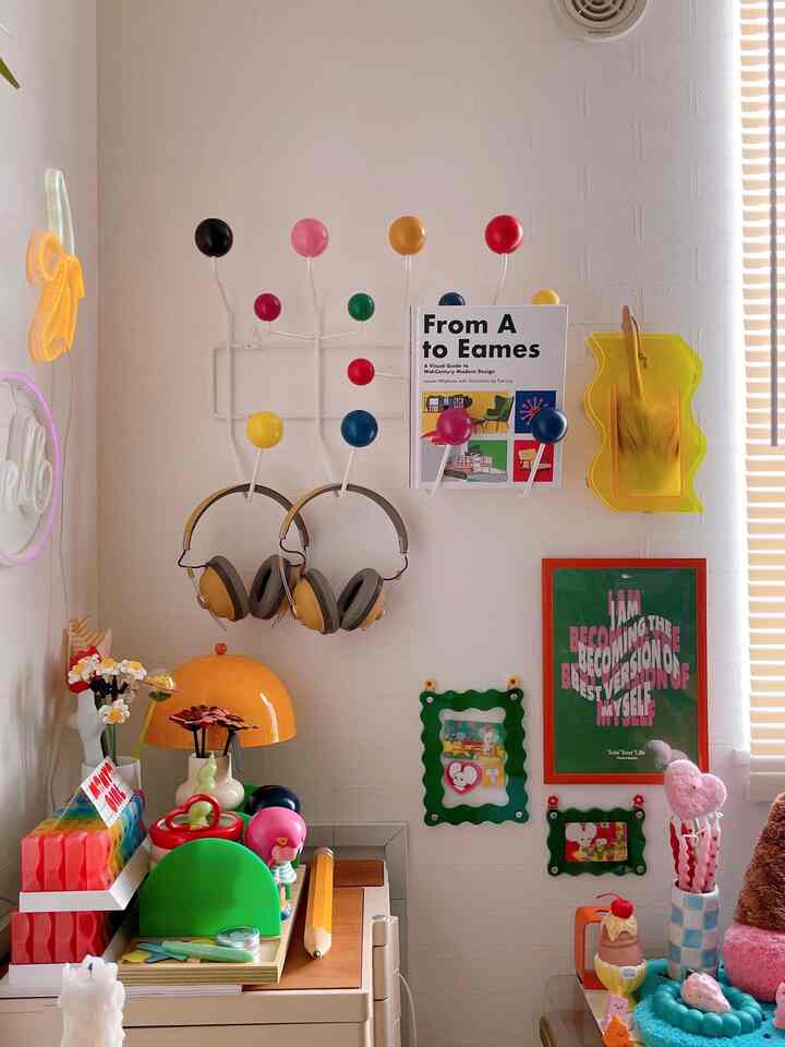 
ハングイットオール、
何を掛けてもサマになるのだ ✌🏻❤️


#カラフル #カラフルなインテリア #レトロ #レトロインテリア #ミッドセンチュリー #ミッドセンチュリーモダン #デザイナーズ家具 