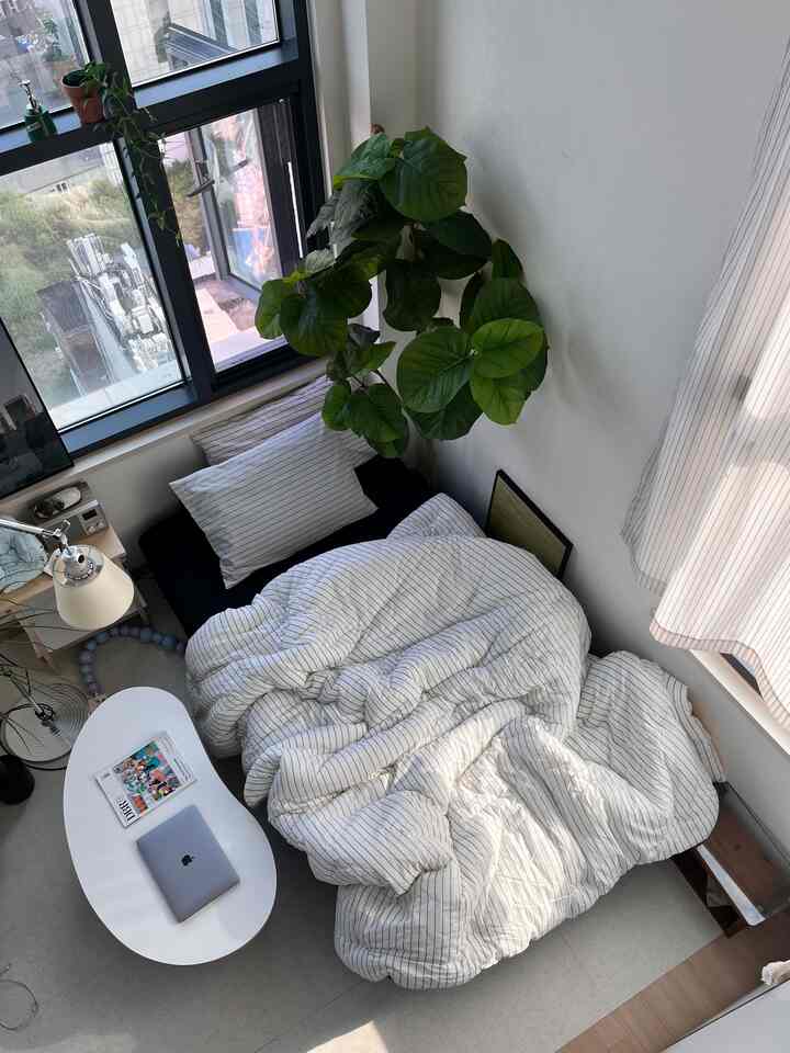 夕方には涼しい風が吹いています。
こんな天気に薄すぎる布団を覆って寝ると風邪をひくことができるので
おろし布団を取り出してくれました！ 


＃ワンルーム飾り ＃ダブルレイヤー＃ダブルレイヤーオフィステル＃お会いしましょう＃お会いしましょう。 