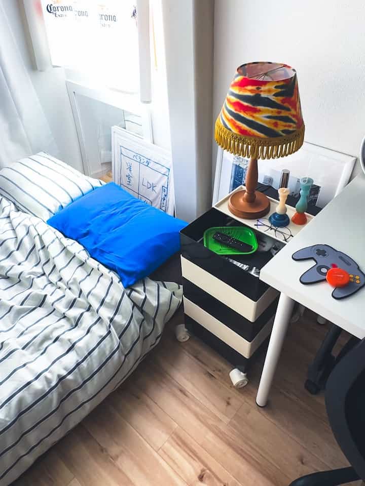 白と黒のツートンのワゴン🏁

配色がカワイイなと思いながらも
存在感が凄いことになりそうだなぁ〜と
実物が届くまで少し心配だったけど

実際は、存在感はありつつモノトーンのおかげで
部屋にほどよく馴染んでくれました🙋‍♂️

思ってるよりも取り入れやすいアイテムかも！

#狭い家のインテリア #ワンルームインテリア 