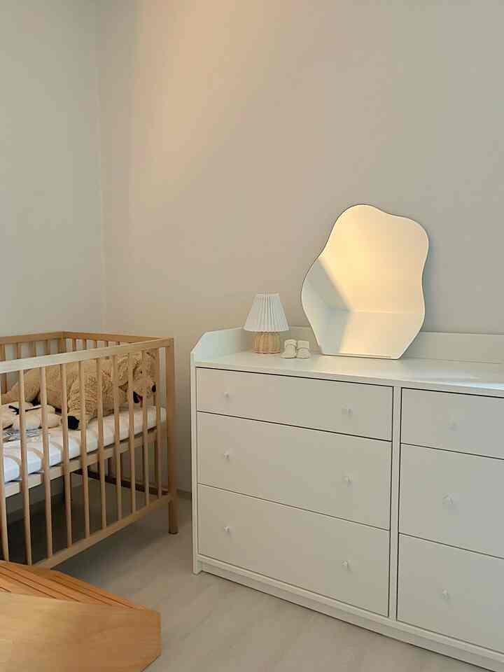 20平台構築アパート一緒に寝るベビールーム👶🏻
＃私の家で紹介したいスペース 
#お金

20平台構築廊下式アパート部屋2、火1救助だから子供部屋を別に作れなくて夫婦寝室片側に子供空間を用意しています〰️

❶ #イケア #スニグラル #ベッド
高低を調整することができて、友人の赤ちゃんは石まで使ったそうです。私たちもそれまで考えて分かれました 👍🏻 

❷ #イケアハウが引き出し
赤ちゃんの服、おむつ、ウェットティッシュなどを保管するために購入しました。自分で組み立てましたが、3時間ほどかかりました。もともとハンドルは濃い灰色です！白いハンドルを別に購入して変更してくれました:) 

❸ #卓上ミラーウェーブミラー 
赤ちゃん注手の写真も撮り、成長過程も残そうと購入しました。鏡の下に挟まれる滑り止めを一緒に与えて頑丈で満足ですよ 👍🏻

＃おすすめのテム＃新生児の装飾＃新生児＃ベビールーム＃ベビールームインテリア