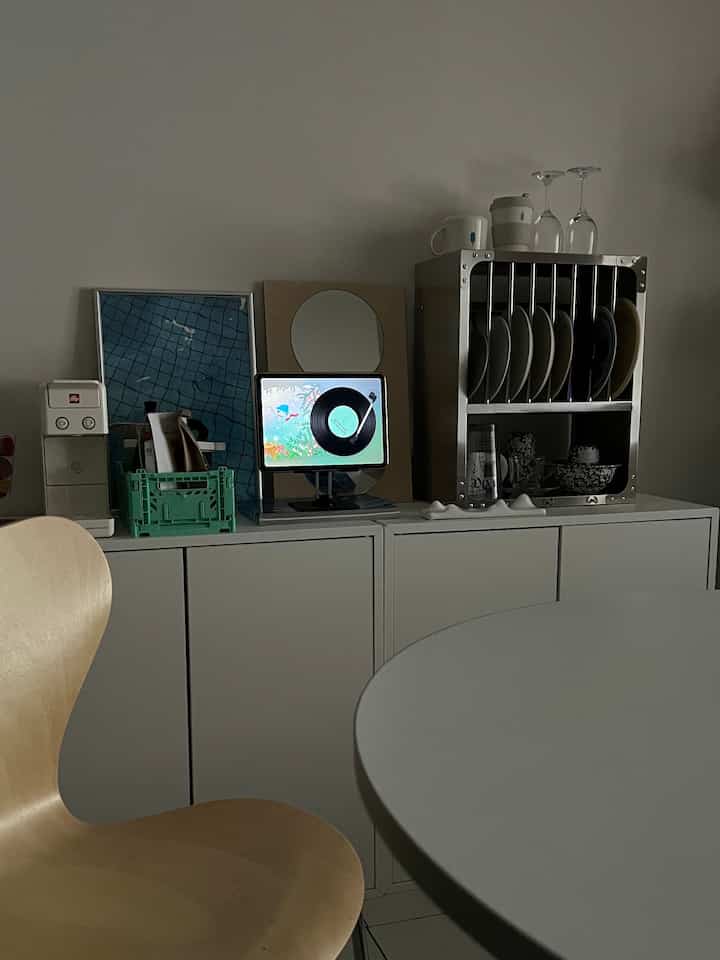 白い壁と木目調のダイニングチェアが配されたシンプルでカフェ風の印象的なダイニング空間