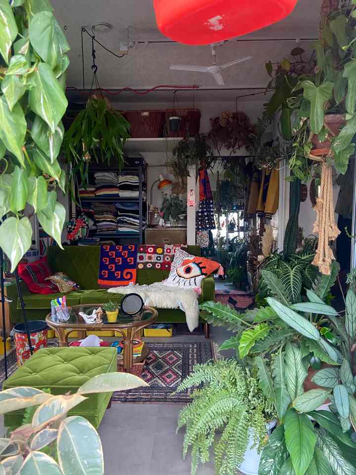 窓から見たソファの景色。
季節に合わせてブランケットを変えたり、クッションを変えるだけでも部屋の雰囲気が変わるのでおすすめです◎
#ミッドセンチュリー #昭和レトロ #ヴィンテージ
#観葉植物 #グリーンインテリア #多国籍インテリア
#カリモク #リビングインテリア #ロビーチェア