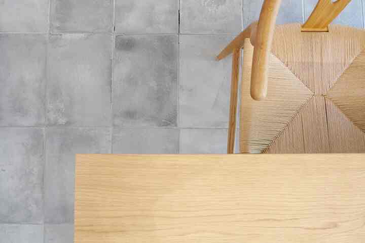 土間タイル

DIYでオリジナルで作った土間タイル
コンクリートを練って、炭で少しグレーにして
型枠に流して、敷く。

手間はかかるけど、古い空間に合う
質感は唯一のものです。

#土間タイル #コンクリートタイル
#LDK #ダイニング #リノベーション #renovation #土間 #タイル
