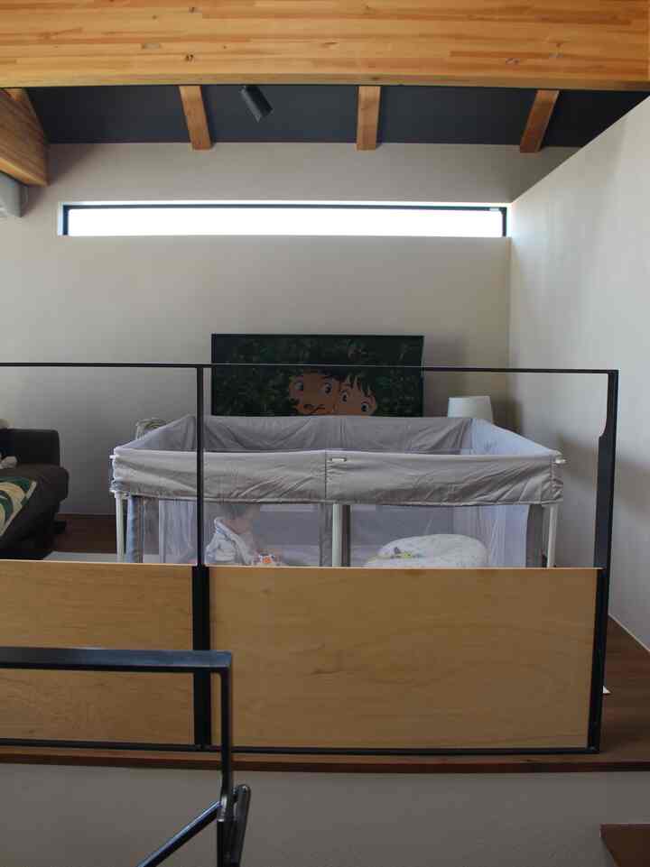 赤ちゃんがいるので日中はベビーサークルを出しています。生後8ヶ月の好奇心旺盛な息子はずり這いでどこへでも行くのでベビーサークルはマストです。Hugmuuのベビーサークルは簡単に折りたためて不要な時はコンパクトに収納できるので気に入っています。IKEAの授乳クッションはしっかり厚みがあってへたりにくいので本当におすすめです。

#ベビー用品 #ベビー用マット #ベビーマット #ベビーサークル #ジブリ #2階リビング #赤ちゃん #赤ちゃんのいる家 #赤ちゃんのいる暮らし #赤ちゃんのいる生活 #リビング