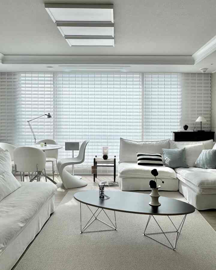 日が暮れた我が家！ 
もう少し涼しくなりますか？
何日も家を空にすると家がとても恋しいです🐰🩶
おやすみなさい🌝✨
#リビングインテリア #モダンフレンチインテリア #リビング飾り #homedecor #interior #monotoneinterior 
#blackinterior #livingroominterior
＃リビングルーム＃ブラック家具＃ブラックインテリア＃ホワイトインテリア＃ブラックコンソール＃暖炉＃コンソール＃ブラック＆ホワイトインテリア＃セルフインテリア＃家の装飾＃ホームスタイリング 