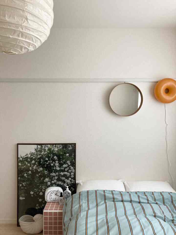 白とミントのトーンの一人暮らし寝室、ミッドセンチュリーモダンスタイルのシンプルなインテリア