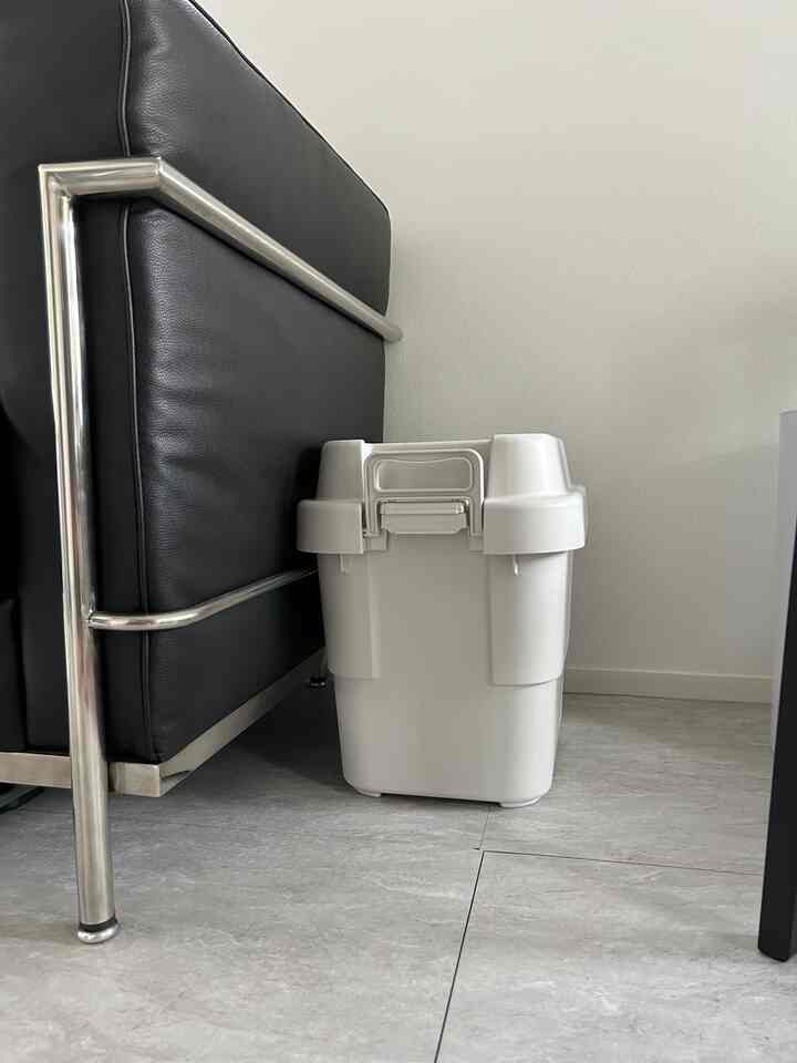 A sturdy storage box from MUJI! It's small but holds quite a lot! And it doesn't look weird even when you leave it out in your room! 

#MUJI #無印良品 #無印良品購入品 #収納 #収納箱 #収納ケース