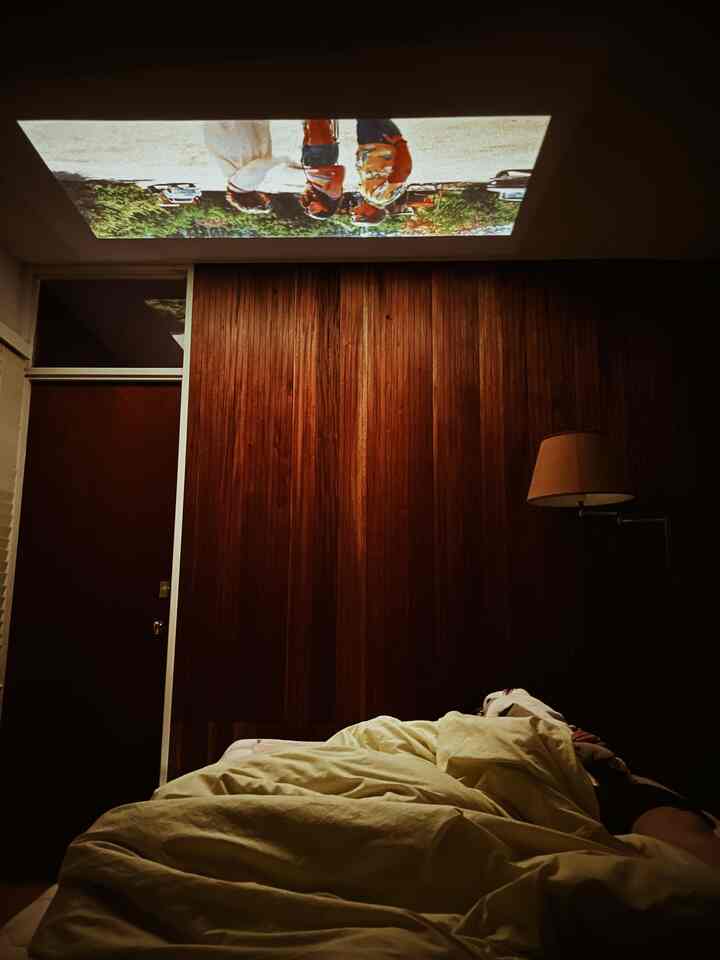 プロジェクターで天井に映写して、ベッドに寝転がりながら映画を観る、ベッドルーム映画祭を開催

そのまま本格的に寝落ちできるのも良い

#ルームシアター #ベッド #プロジェクター 