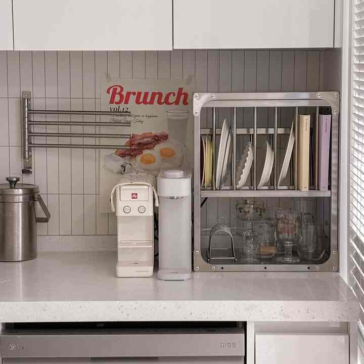  #키친랙 #어그리어블리 #주방인테리어 #홈카페인테리어 #쇠테리어 #쇠테리어소품 #주방살림 #접시꽂이 #홈카페꾸미기 #주방포스터 #유어투데이 #일리커피머신 #내돈내산 #내돈내산추천템 #주방정착템 #무타공행주걸이