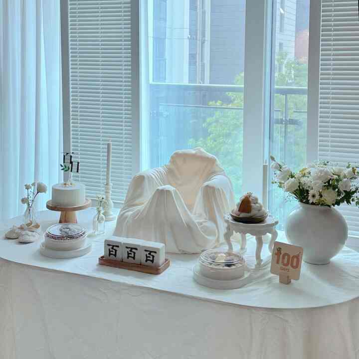 #육아일상 #육아일상오늘우리집 #출산100일기록 #셀프백일상 #백일상 #아이가사는집 #신생아 #육아스타그램 #잔치상 #셀프인테리어 #집에서제일바빠 #맞팔 #맞팔해요 #ftc10기이야기

赤ちゃんの百日を祝うためにお母さんが直接着た百日常🧁
もともとは百日常専門のスタジオに行って撮影しようとしましたが、李王初の記念日であればお母さんが直接飾ってくれるのも意味があるようで家で百日ごちそうをしました。

家にあるテーブルのためにボムボチェアの中にぴったり置き、月壺持ってきて生花きれいに挿してくれました。
花は赤ちゃんに贈る最初の贈り物の意味で調和ではなく、生花でぜひ飾ってあげたかったです！
百日ごちそうの後、花はよく乾燥して香草にして記念しようと思います。 
普通の花束をいただいたら、その花を丁寧に乾かして記念するように、百日に赤ちゃんに初めて与えた花をよく乾かして後にプレゼントとしてあげたいです！

犬橋小盤は直接塗装をしてアイボリートンにし、ニンジンマーケットで百日餅模型ケーキと丸い模型ケーキ分けで救ってきました。
ケーキ模型が抜けたら、ちょっとしたらしいが運が良くきれいな小物を手に入れたんです！私もきれいによく書いた小物は「分かち合い」で他の方にまた幸運を差し上げようとしています。 
