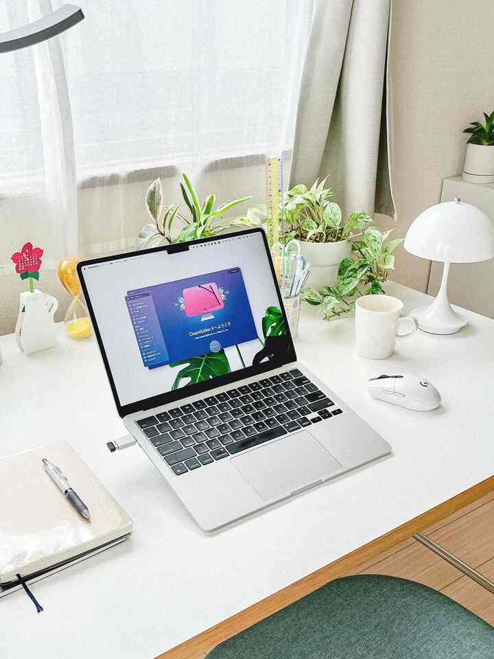 Lingkungan kerja pribadi yang minimal 👩‍💻
Saya mendambakan ruang belajar yang sejuk, namun saya juga menyukai ruang kerja sederhana yang memungkinkan saya membuka MacBook 🫶

#Sekitar meja #作業スペース #作業環境 #デスク #デスクインテリア #シンプルインテリア #北欧インテリア