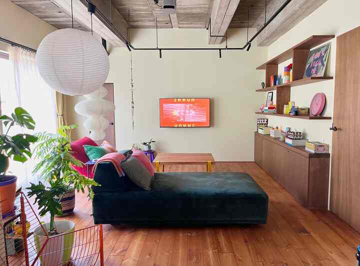 #リビング #リビング植物 #リビングインテリア #ソファ #観葉植物 #モンステラ #ペーパーシェードランプ #カラフル #カラフルインテリア #カラフルなインテリア #ミッドセンチュリー #リノベーション #リノベ #ディスプレイラック  #IKEA