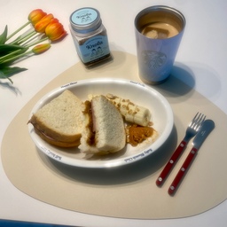 다들 집에서 맛있는 브런치 만들어 드시는데
저는 부지런하지 못해서🫠 
스타벅스 샌드위치로 간단히 아점을 먹었답니다
새로나온  메뉴 먹어봤는데
이름만 그럴싸 하지 제 입에는 그저그랬어요😂😂
같이 먹은 과일은 오전에 사과에 땅콩버터 많이들 드시는데
사과를 다 먹어버려서 오늘은 바나나로 대체해봅니당😆
제가 휴대폰을 4년 넘게 쓰면서 
최근에 사진 색감이 좀 이상하게 느껴지는거 있죠😖
그래서 사진 찍고도 못올리는 사진이 정말 많아요😂
지금 아이폰16 예약주문 해놨는데
언제 올까 매일 확인하고 있답니다😇
5년 가까이 사용한 휴대폰을 드디어 보내줄 날이 얼마 안남았어용😆
빨리 도착해서 사진 마구 찍고 싶네요🫶
#오늘장면한컷  #브런치 #브런치메뉴 #모던하우스접시 #스타벅스텀블러 
#사브르 #사브르커트러리 
#맞팔 #맞팔해요 