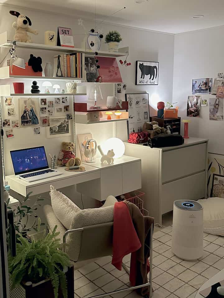 #우리집포토존

The cool autumn nights are so nice
What's nice about autumn is that it's cool, but the night mood is different from summer
Also, it's a bit dry, so I'll try turning on the humidifier! ㅎㅅㅎ 
It's perfect because it's mainly used in the bedroom or study because it's like a humidifier and a hearing aid.

#Study #홈오피스 #레어로우 #예쁜템최고야 #맞팔 #공기청정기 #가습기 #공기청정가습기 #서재인테리어 #서재 #데스크테리어족 #데스크테리어 #집에서제일바빠 #오늘의우리집 #이케아 #이케아조명 #모빌 #포스터 #렉슨 #팻보이 #조명 #의자 #빌라레코드 #시스템선반 #벽꾸미기