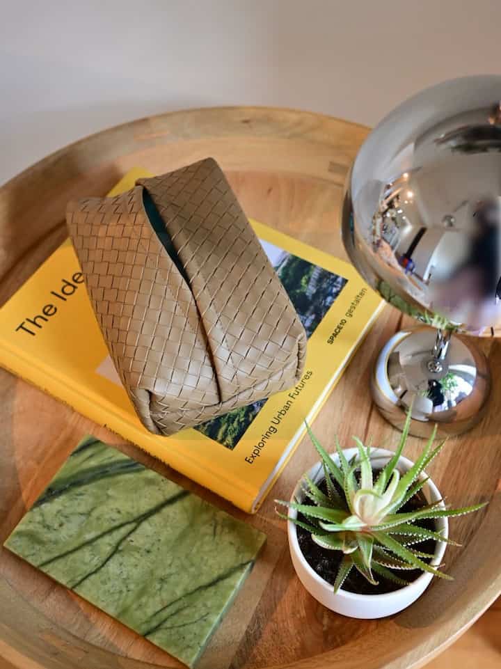 このティッシュカバーは使い勝手が良くて気に入っています。2色買いしたけどさらに買い足したい👍

インテリアを邪魔しない程よい存在感。
くたっとしたデザインだからか、ティッシュケース感があんまりない。
撮影する時とか、はみ出たティッシュを隠したい時は中に入れ込めば見えないし。

やっぱりティッシュはすぐ手の届く範囲に置きまくりたい😇

#ティッシュカバー #ティッシュケース #ティッシュボックス 
