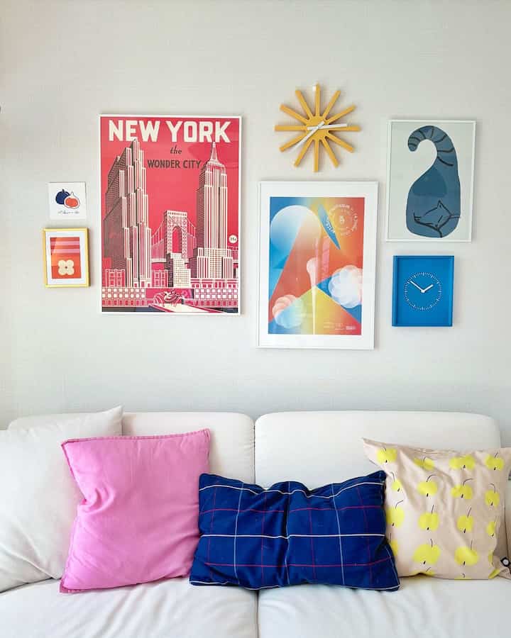 #우리집포토존

#Siapa yang suka interior warna-warni?🥰
Ini adalah rumah yang semakin dipenuhi warna favoritku.
Warna-warna yang mungkin cocok atau tidak akan menyatu, jadi semuanya bagus lagi!

Bahkan ketika saya dulu adalah seorang desainer, klien menyukai warna saya, dan saya tetap merasa senang ketika mendapat pujian atas warna dalam desain interior saya😖😖

#Interior ruang tamu #벽꾸미기 #인테리어포스터 #인테리어액자 #거실꾸미기 