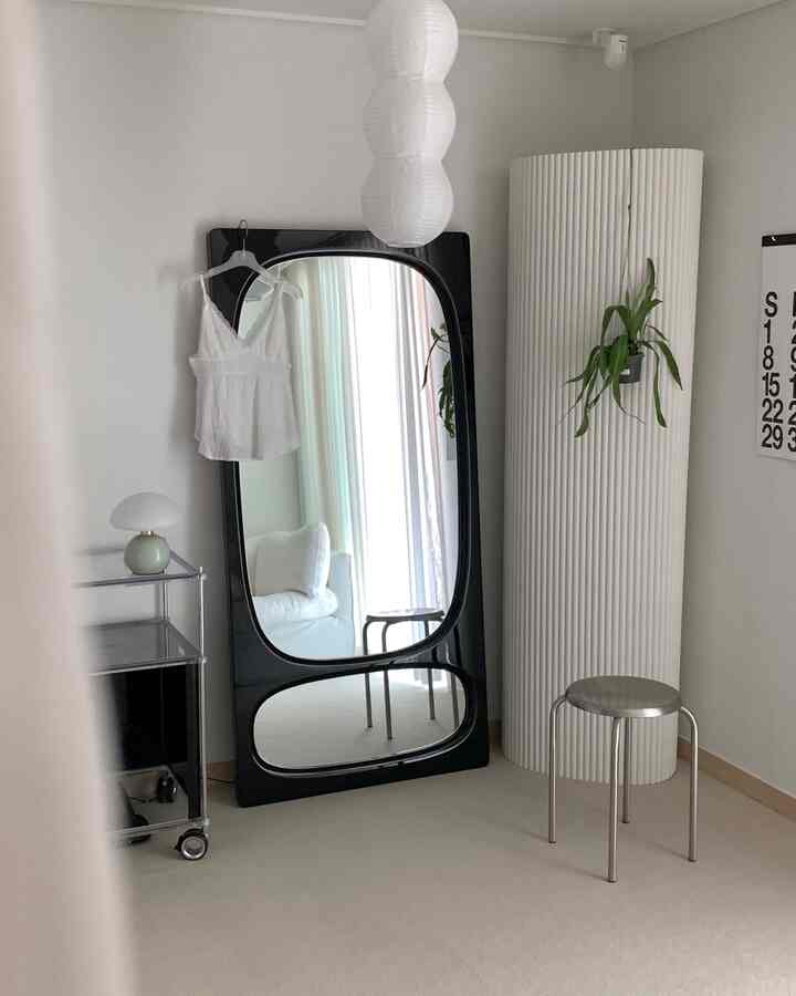 Zona cermin dilengkapi dengan menutupi AC..🪞🖤

#Interior #홈스타일링 #에어컨가리개 #전신거울 #거울 #아르덴미러 #셀프인테레어 #거울인테리어 #furniture #interior #flatpoint 