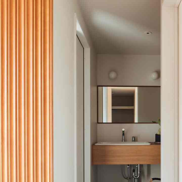 The wash area is spacious.
#toolbox
#lippanel
#experimental sink