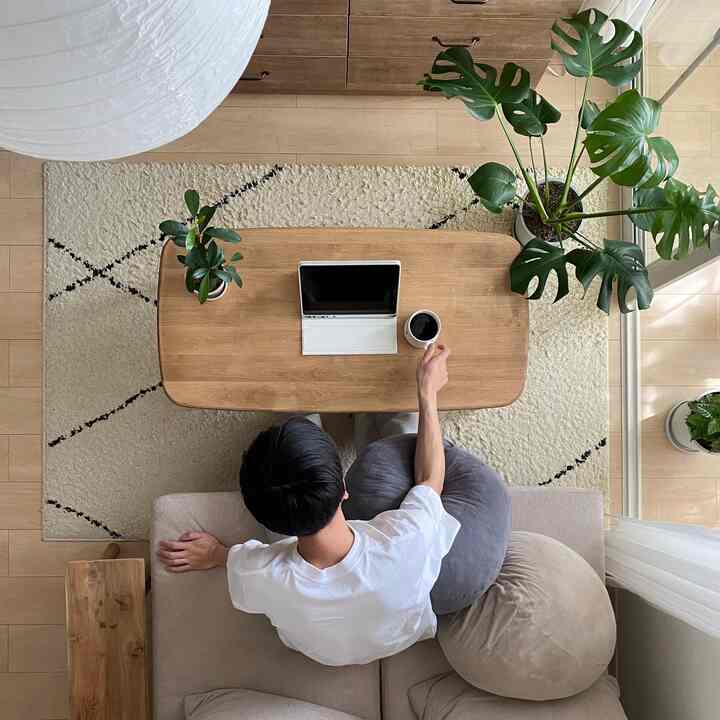 部屋と暮らしと珈琲と☕️🌿
大好きな木製インテリアと観葉植物に囲まれて、珈琲を飲みながら過ごす時間は至福のひとときです。

#ナチュラルインテリア #ナチュラルヴィンテージ #北欧インテリア #木製インテリア #木製家具 #ソファ #ラグ #ローテーブル 