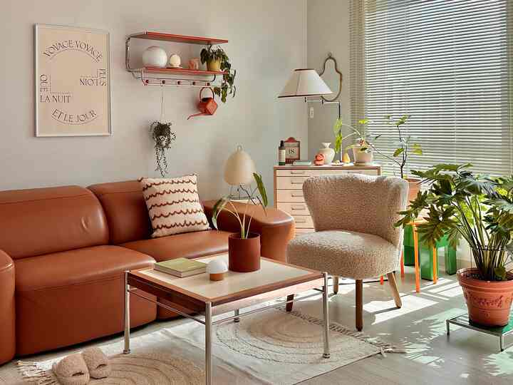 ＃私たちの家フォトゾーン 

いつの間にか植物が多くなった我が家の空間

基本的なディープキャメル色のショパに基づいて 
植物と家具の配置をしました🤎💚

。

。

。

。

#ビンテージインテリア #ポスターインテリア  
#ソゴンハウス #調和プランテリア #収納場 #家具インテリア #livingroomfurniture 
#アパートインテリア #モダンインテリア #インテリア家具 
＃リビング家具＃収納インテリア＃ビンテージ雰囲気 
#今日のシーンカット #引き出し #家具配置 #家具インテリア #調和プランテリア 
#3人用ソファ #ブラインド #フロアスタンド   
＃今日の家で買った＃ポスターインテリー