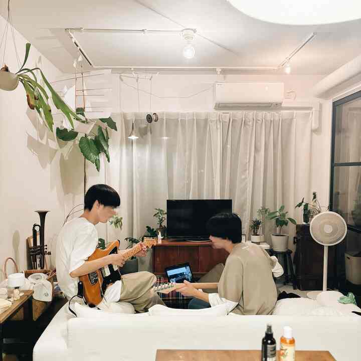Dua orang yang tergila-gila pada gitar 🎸✨
#Aksesori hidup #リビング#Interior hidup #リビングデザイン