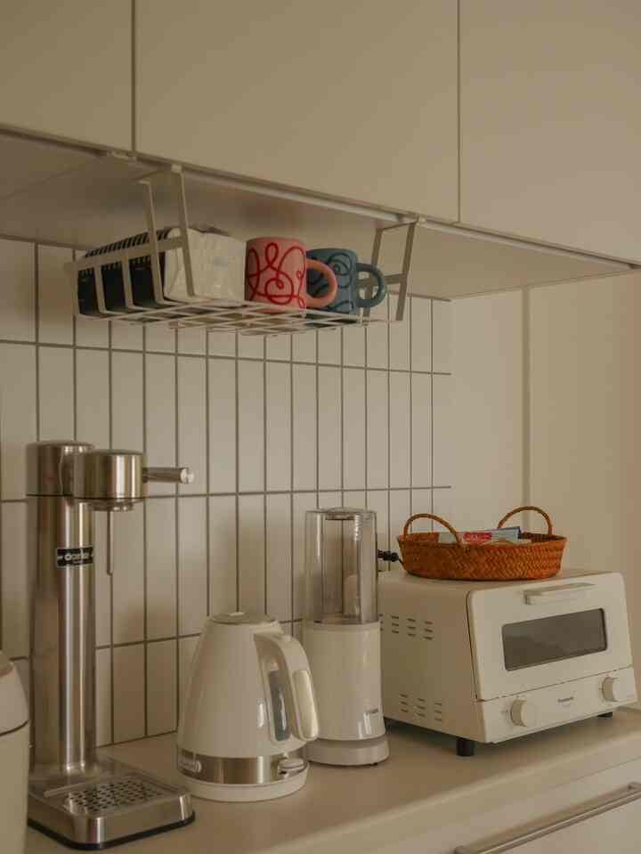 吊り下げカゴ的なやつ、楽天とかで探していましたが結局IKEAがデザイン良くて即決🙆‍♀️しかもお安い..!カクカクしたデザインがかなり好みで、下からのアングルが4枚目にあるので見てみてください🫶😂もう一個追加するか迷い中☕️

#キッチン収納 #吊り下げ収納 #見せる収納 #建売住宅 #建売 #カラフルインテリア 