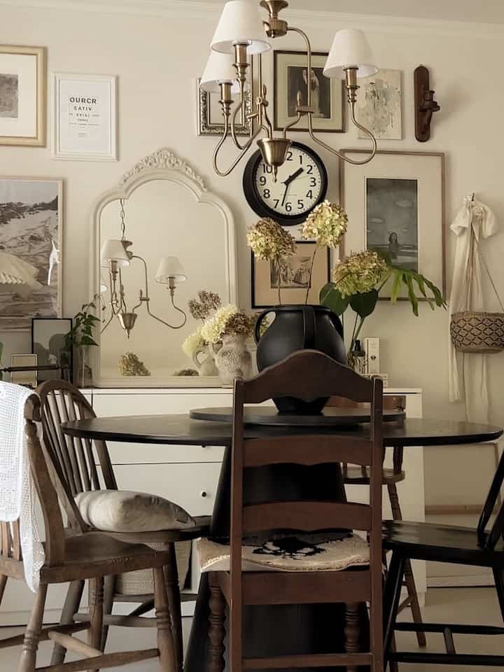 ナチュラルなブラウンとブラックトーンのダイニングルーム、円形テーブルとヴィンテージ家具が配置された落ち着いた雰囲気のインテリア