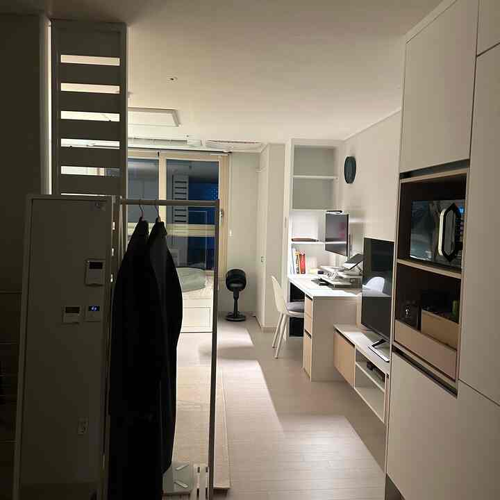 ホワイトとブラウンが調和する一人暮らし向けの狭い部屋、モダンでナチュラルなホームオフィス兼寝室のインテリア