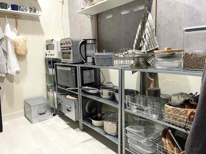 白とライトグレーの色調の1LDKキッチン、IKEAのHYLLISオープンシェルフにキッチン用品が整然と配置された雰囲気のあるインテリア