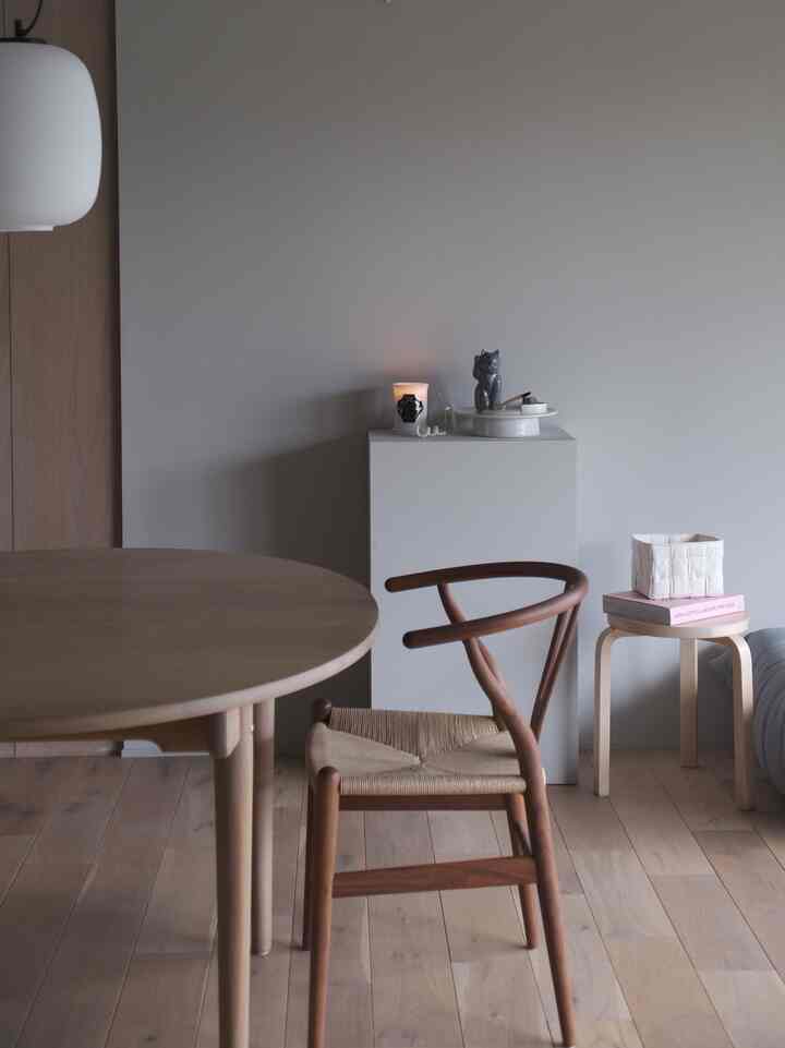 最近ダイニングテーブルとチェアの向きを
ちょっと変えてみました。
たったそれだけなのに、座ったときに見える景色が変わってすごい新鮮な気持ち🫧


#ダイニング #ダイニングインテリア #ダイニング照明 #ダイニングテーブル #ダイニングチェア #ch24 