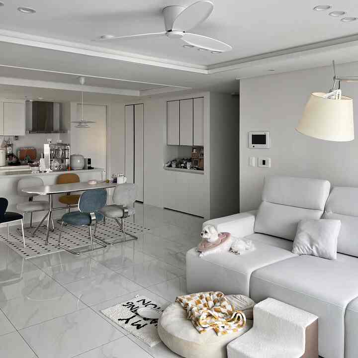 週末スタート -  #아파트인테리어 #거실 #거실인테리어 #조명 #소품 #세라믹식탁 #대리석식탁  #식탁의자 #주방 #주방인테리어 #무채색 #무채색인테리어 #30평대인테리어 #homemade #sofa  #리클라이너 #리클라이너소파 #강아지 #강아지쿠션 #모던하우스 #오늘장면한컷 #소통 #맞팔 } 