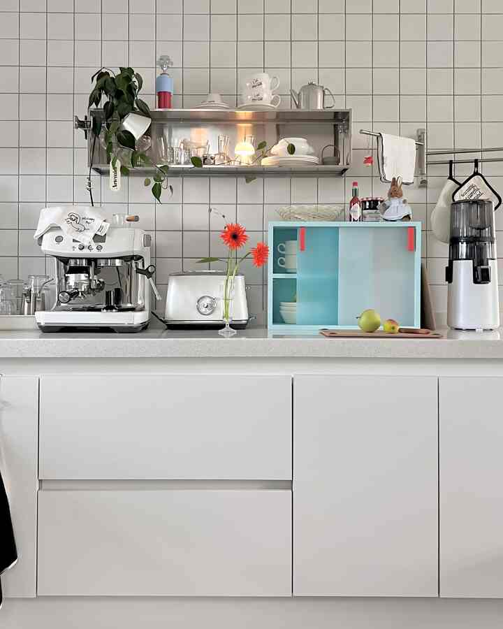 ホワイトキッチンに加えられた美しい小家具。 

ローパソウルのきれいな収納場を見て、一目で
「韓服の細い感じがする」と思ったんですけど。 

国家無形文化財ク・ヘジャ寝船長へ
韓服を作る方法を学んだキム・ヨンウン作家
韓服の装飾要素である布地に布片を 
パッドは技法人「バー台」に魅力を感じて 
これを家具で表現したそうです。 

作家が表現したい意味
そのまま感じられてとても素敵だと思いました:)

デザインが簡潔ながら、素敵な感じを与え、 
スライドドアは入れ子になるたびに
おかしな色味を見せてください。 

いろんな空間でいろいろ書かれながら
収納が多めになるので実用的ですよ。
スライドドアとハンドルカラーの両方 
お好みに合わせて選べます:)

＃五感レビュープログラムを通じて製品を提供する 
直接使用してスタイリングした後期です。 

@lofa_seoul 
＃キッチン収納場＃収納場＃キッチンインテリア＃キッチン装飾＃ホワイトキッチン＃キッチン棚＃キッチンラック＃キッチンライフ＃感性キッチン＃ホワイトインテリア＃セルフインテリア＃インテリア家具＃ホームカフェゾン＃ホームカフェインテリアcozyhome #cozykitchen #kitchendecor