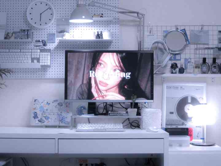 y2k Linuxホーム😎🤟🏻

私は最近家で2つの遺物カメラを見つけました！
一つはニューオートボと呼ばれるフィルムカメラ、もう一つは2006年に発売されたキヤノンデジタルカメラです。私の幼い姿を収めたカメラで現在を撮っている中ですよ😋 

今日の写真は2006年キヤノンデカで撮影した私のデスクです;）

＃私たちの家フォトゾーン 

#interior #exterior #design #funiture #인테리어 #인테리어디자인 #실내디자인 #집꾸미기 #방꾸미기 #쇠테리어 #맞팔 #소통 #소품 #인테리어소품 #y2k #레트로 