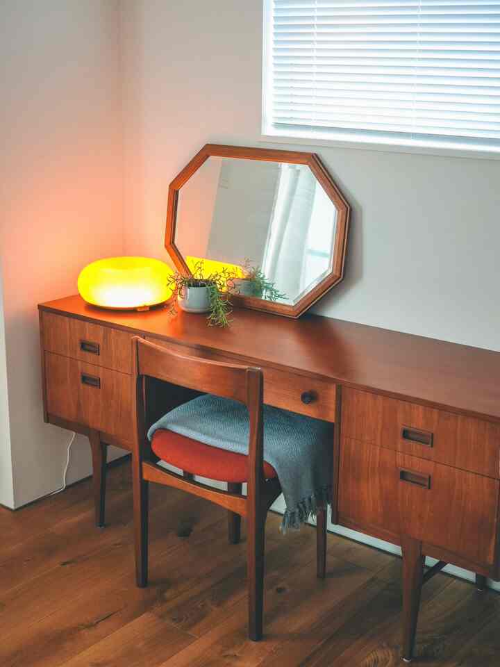 ナチュラルな木目調のミッドセンチュリーモダンスタイルのホームオフィス机が配置された雰囲気のある空間