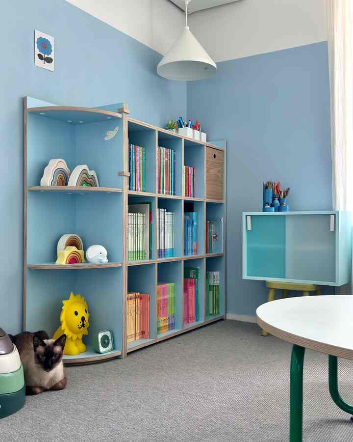 このエレガントな収納場所をどこに掴んでくれるのか悩んでいます🟦子供部屋と食卓の上に一度置いてみましたがどこがもっときれいですか👀

ローパソウルのLofactoryプロジェクトとして誕生した収納場です。 
作家のオリジナルをロパソウルの製造流通システムに盛り込むプロジェクトなのに、今回は寝線工芸を基盤に韓国の美を盛り上げてくれるキム・ヨンは作家様とのコラボを！

ロパソウルサイトに行くたびに目に踏んで苦しんでいたのに - 
五感レビュー当選されて本当に嬉しかったです。

生地とは関係ない硬くてモダンな素材で 
韓国の美しさと善を優しく表現したのが本当に驚きです。
アクリルの扉を開けて一重と二重を上がる時、中に物を入れてくれた時、色々な色味がさらっと映って変化する姿が神秘的！

背面付属で壁掛けも可能で
1段2段の2つのサイズの中から選べます。
ボディカラーとアクリル、取っ手の色味まで多様に組み合わせることができ、どんな色感で何個をどこに積み重ねたりするかによって、自分だけの空間にぴったりと溶け込みます。

長く一緒にする収納状になりそうです。
良い製品ありがとうございます。  #벽수납 #로파서울 #오늘의집 #오감리뷰 #가구배치 #colorfulhome #colourfulhome 